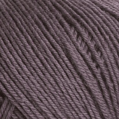 Knäuel Ferner Vielseite 210 in elegantem Taupe, handgefärbe Wolle aus natürlichen Fasern mit feinem Modal Farbverlaufsgarn – Modal Farbverlaufsgarn zum Verlieben.