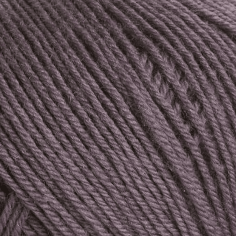 Knäuel Ferner Vielseite 210 in elegantem Taupe, handgefärbe Wolle aus natürlichen Fasern mit feinem Modal Farbverlaufsgarn – Modal Farbverlaufsgarn zum Verlieben.