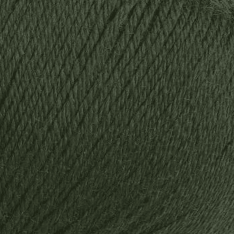 Fein gestricktes, handgefärbtes Modal Farbverlaufsgarn in dunklem Grün aus der Serie Ferner Vielseite 210, natürliche Fasern, weich und ideal für edle Strick- und Häkelprojekte. Modal Farbverlaufsgarn zum Verlieben.