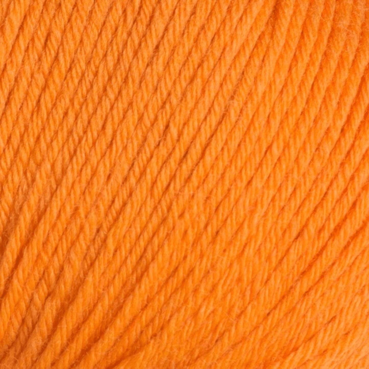 Knallig orangefarbener Bobbel aus handgefärbter Farbverlaufswolle Modal mit natürlicher Faserstruktur und weichem Griff, ideal für kreative Strickideen – Ferner Vielseite 125, Modal Farbverlaufsgarn zum Verlieben.