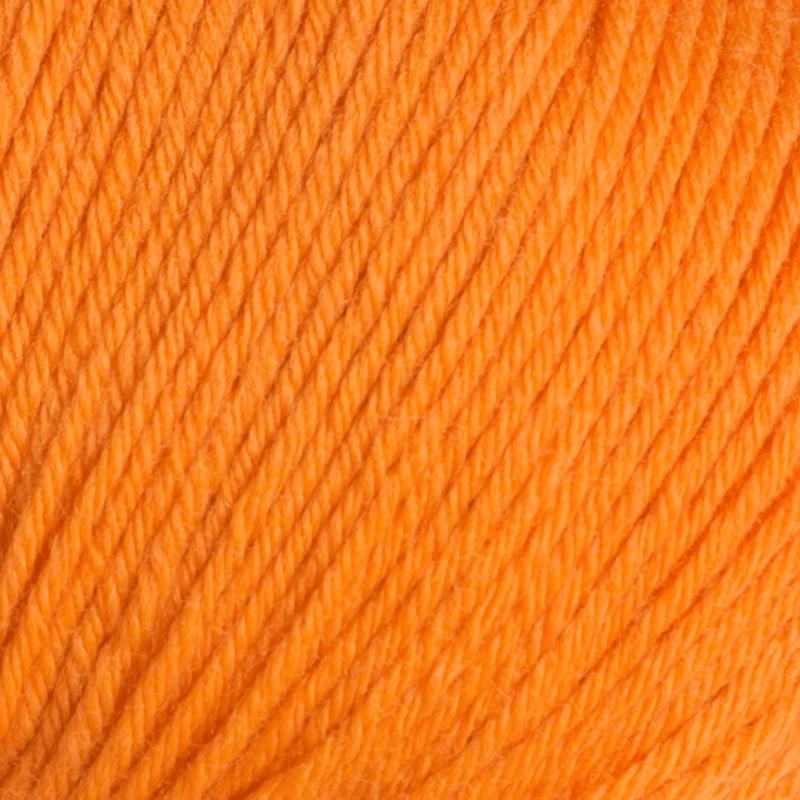 Knallig orangefarbener Bobbel aus handgefärbter Farbverlaufswolle Modal mit natürlicher Faserstruktur und weichem Griff, ideal für kreative Strickideen – Ferner Vielseite 125, Modal Farbverlaufsgarn zum Verlieben.