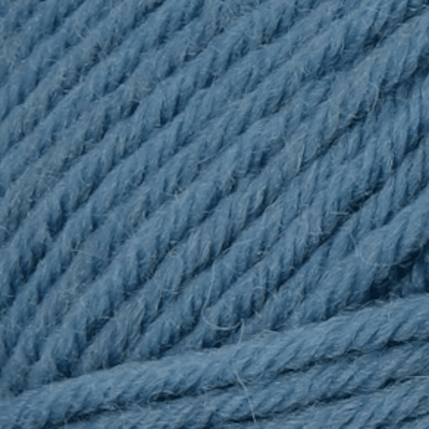 Sanftes, handgefärbtes Modal Farbverlaufsgarn in hellem Blau mit natürlichen Fasern und angenehmem Griff, ideal für vielseitige Strick- und Häkelideen – Ferner Vielseite 125, Modal Farbverlaufsgarn zum Verlieben.