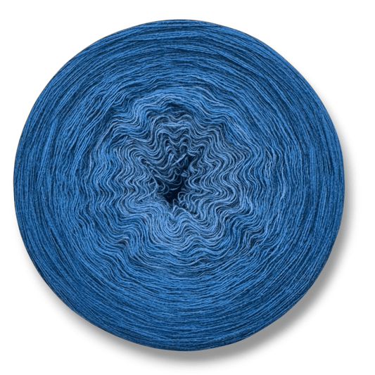 Farbvariante BLUE JEANS zeigt ein handgefärbtes Modal Farbverlaufsgarn mit natürlichen Fasern in verschiedenen Blautönen, weiche Farbverlaufswolle Modal, Modal Farbverlaufsgarn zum Verlieben.