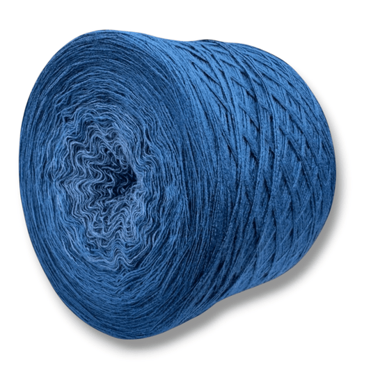 Farbvariante BLUE JEANS zeigt ein handgefärbtes Modal Farbverlaufsgarn mit natürlichen Fasern in sanften Blautönen, weiche Farbverlaufswolle Modal, Modal Farbverlaufsgarn zum Verlieben.