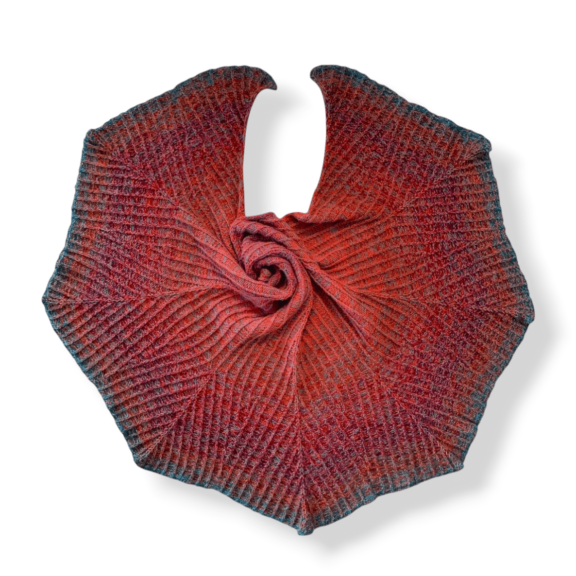 Farbvariante BOHO zeigt einen ausdrucksstarken Modal Farbverlauf von intensivem Korallrot zu dunklen Beerentönen mit einem dezenten Hauch von Türkis, handgefärbte Farbverlaufswolle Modal aus natürlichen Fasern – Modal Farbverlaufsgarn zum Verlieben.