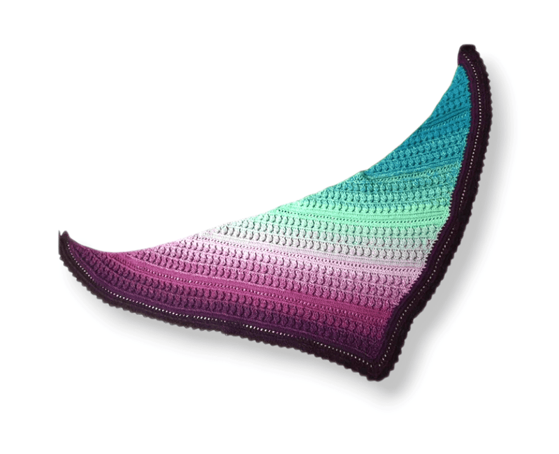 Farbvariante BUTTERFLY zeigt einen eindrucksvollen Verlauf von dunklem Violett über sanftes Flieder bis zu frischem Türkis, handgefärbte Modal Farbverlaufswolle aus natürlichen Fasern – Modal Farbverlaufsgarn zum Verlieben.