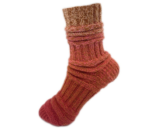 Sockenvariante CATWALK in warmen Rot- und Brauntönen mit markanten Rippen- und Strukturmustern, handgestrickt aus Modal Farbverlaufswolle natürlichen Ursprungs – Modal Farbverlaufsgarn zum Verlieben.