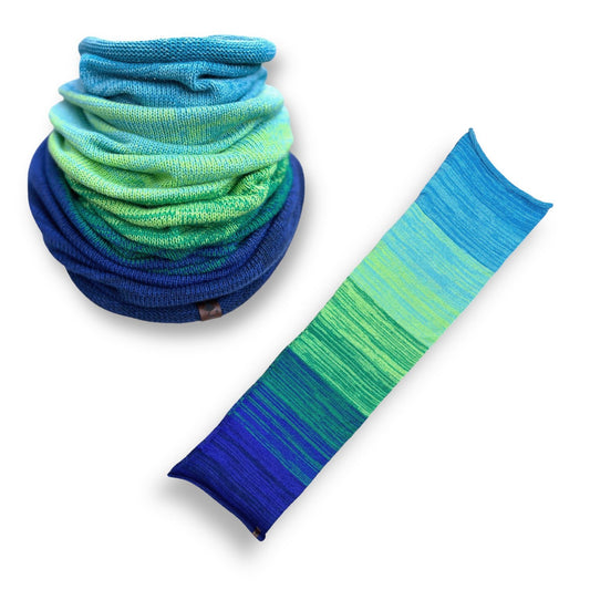 Weicher Rundschal mit Farbübergang von Türkis über Grün zu kräftigem Blau, gestrickt mit handgefärbter Modal Farbverlaufswolle aus natürlichen Fasern – Der Schlüpfer Strickanleitung. Modal Farbverlaufsgarn zum Verlieben.