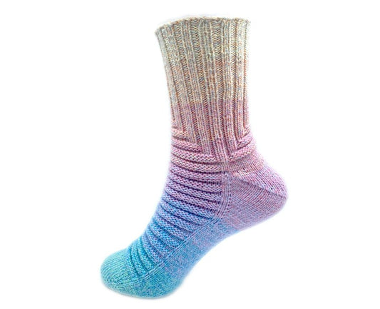 Sockenvariante EINHORNHUF mit sanftem Farbverlauf von Beige über Lila bis Blau, gestrickt aus Modal Farbverlaufsgarn natürlichen Ursprungs – Modal Farbverlaufsgarn zum Verlieben.
