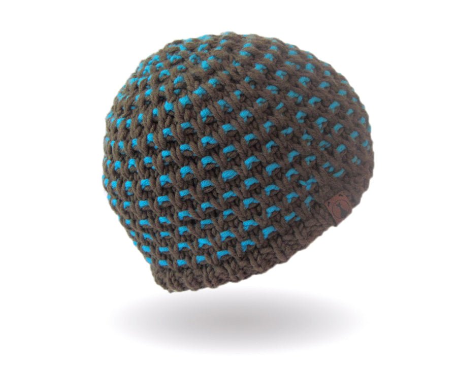 Mütze mit Fallmaschen Strickanleitung zeigt eine warme, handgestrickte Mütze in Braun mit lebendigem Türkisakzent, gefertigt aus Modal Farbverlaufsgarn natürlichen Fasern – Modal Farbverlaufsgarn zum Verlieben.