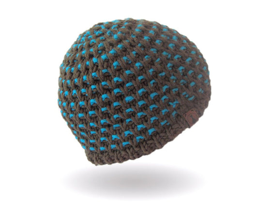 Mütze mit Fallmaschen Strickanleitung zeigt eine warme, handgestrickte Mütze in Braun mit lebendigem Türkisakzent, gefertigt aus Modal Farbverlaufsgarn natürlichen Fasern – Modal Farbverlaufsgarn zum Verlieben.