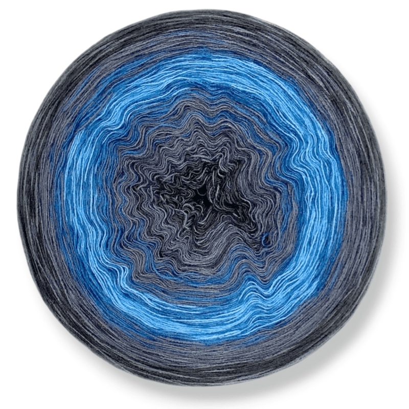 Farbvariante YO-YO BLUE besticht durch einen harmonischen Modal Farbverlauf von kühlem Stahlgrau über lebhaftes Azurblau bis zu sanftem Eisblau, handgefärbte Farbverlaufswolle Modal aus natürlichen Fasern – Modal Farbverlaufsgarn zum Verlieben.