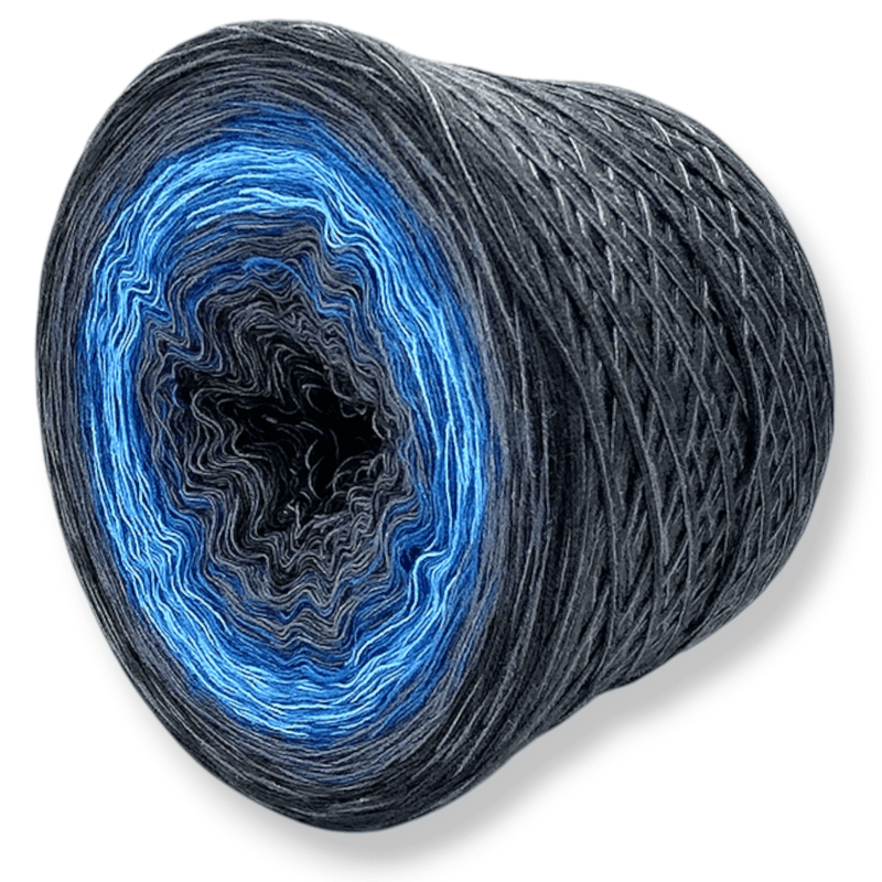 Farbvariante YO-YO BLUE überzeugt mit einem stimmungsvollen Modal Farbverlauf von kühlem Stahlgrau über intensives Azurblau bis zartes Eisblau, natürliche Fasern, handgefärbte Farbverlaufswolle Modal – Modal Farbverlaufsgarn zum Verlieben.