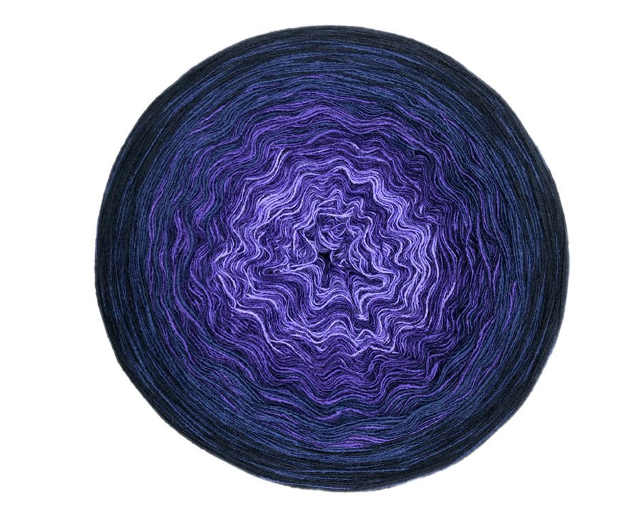 Farbvariante BLAUBEERE mit harmonischem Farbverlauf von hellem Lavendel über dunkles Violett bis zu tiefem Blau, handgefärbe Farbverlaufswolle Modal aus natürlichen Fasern – Modal Farbverlaufsgarn zum Verlieben.
