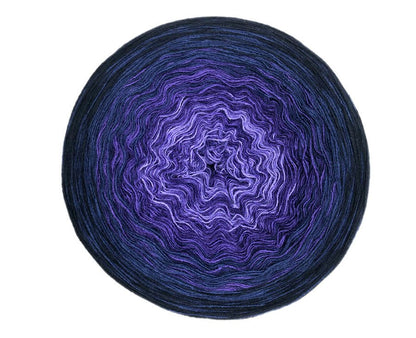 Farbvariante BLAUBEERE mit harmonischem Farbverlauf von hellem Lavendel über dunkles Violett bis zu tiefem Blau, handgefärbe Farbverlaufswolle Modal aus natürlichen Fasern – Modal Farbverlaufsgarn zum Verlieben.