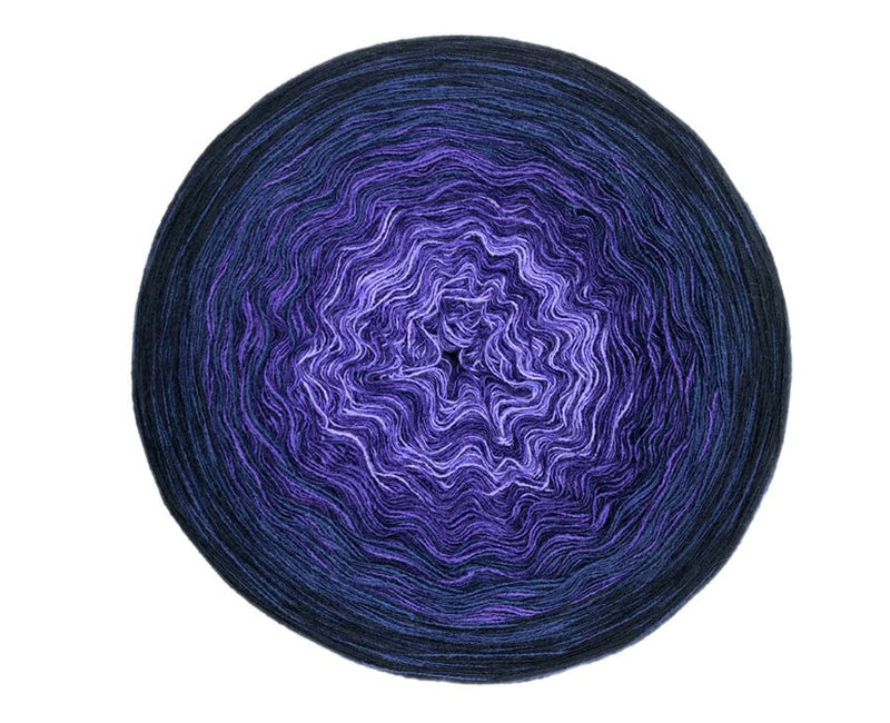 Farbvariante BLAUBEERE mit harmonischem Farbverlauf von hellem Lavendel über dunkles Violett bis zu tiefem Blau, handgefärbe Farbverlaufswolle Modal aus natürlichen Fasern – Modal Farbverlaufsgarn zum Verlieben.