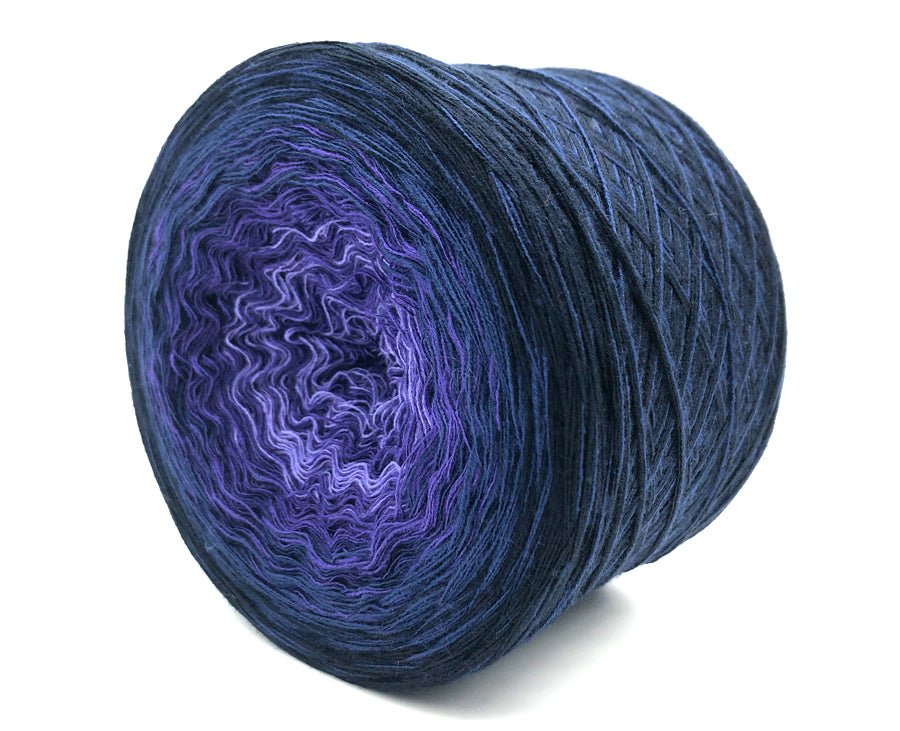 Farbvariante BLAUBEERE mit stimmungsvollem Verlauf von hellem Lavendel über kräftiges Violett bis zu dunklem Blau, handgefärbe Farbverlaufswolle Modal aus natürlichen Fasern – Modal Farbverlaufsgarn zum Verlieben.