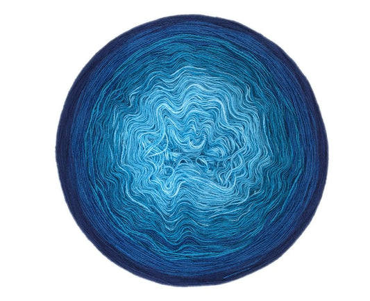 Farbvariante BLU KURASAO mit sanftem Farbverlauf von hellem Aqua über kühles Mittelblau bis zu tiefem Marine, handgefärbte Farbverlaufswolle Modal aus natürlichen Fasern – Modal Farbverlaufsgarn zum Verlieben.