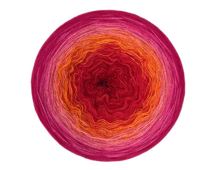 Farbvariante ENERGY mit lebendigem Farbverlauf von intensivem Rot über warmes Orange bis zu frischem Pink, handgefärbte Modal Farbverlaufswolle aus natürlichen Fasern – Modal Farbverlaufsgarn zum Verlieben.