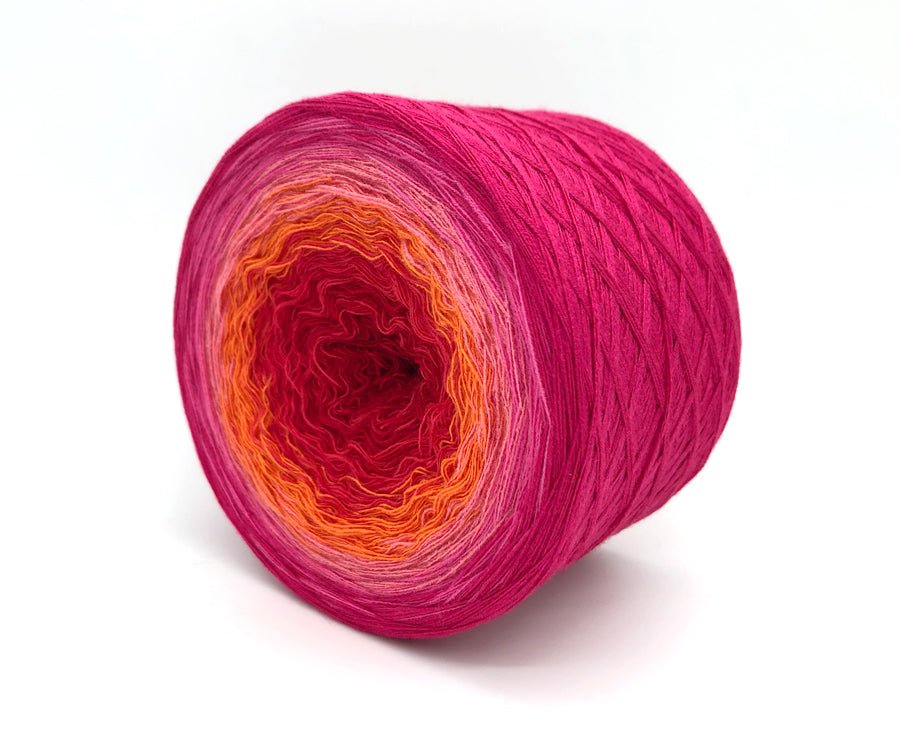 Farbvariante ENERGY mit intensivem Farbenspiel von leuchtendem Pink über kräftiges Orange bis zu zartem Rosa, handgefärbte Modal Farbverlaufswolle aus natürlichen Fasern – Modal Farbverlaufsgarn zum Verlieben.