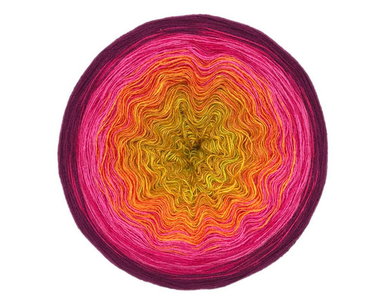 Farbvariante FLOWERPOWER mit lebendigem Farbverlauf von warmem Gelb über Orange bis intensives Pink und tiefes Burgund, handgefärbte Farbverlaufswolle Modal aus natürlichen Fasern – Modal Farbverlaufsgarn zum Verlieben.