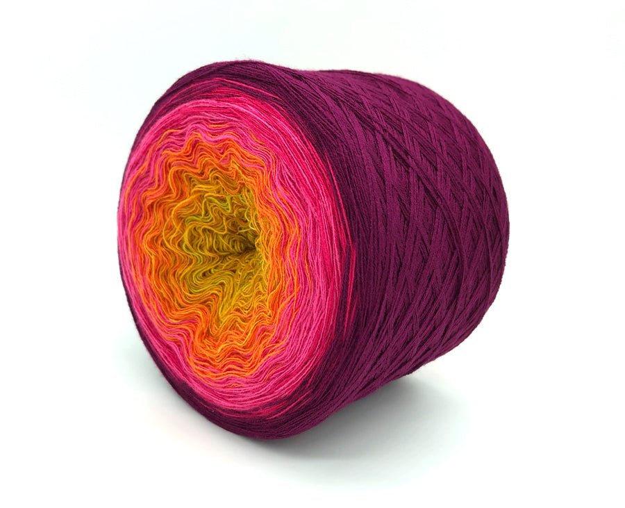 Farbvariante FLOWERPOWER mit intensiver Farbkombination von sattem Dunkelbordeaux über leuchtendes Pink zu warmem Orange und Gelb, Modal Farbverlaufsgarn aus natürlichen Fasern – Modal Farbverlaufsgarn zum Verlieben.