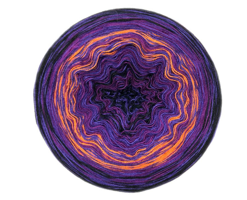 Farbvariante HALLOWEEN 2019 mit intensivem Farbwechsel von dunklem Violett über kräftiges Schwarz bis zu leuchtendem Orange, handgefärbe Farbverlaufswolle Modal aus natürlichen Fasern – Modal Farbverlaufsgarn zum Verlieben.