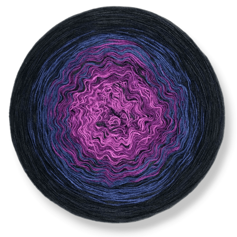 Farbvariante HALLOWEEN 2020 zeichnet sich durch einen geheimnisvollen Farbverlauf von dunklem Schwarz über intensive Violett- und Blautöne bis zu einem leuchtenden Magenta aus, handgefärbte Modal Farbverlaufswolle aus natürlichen Fasern – Modal Farbverlaufsgarn zum Verlieben.