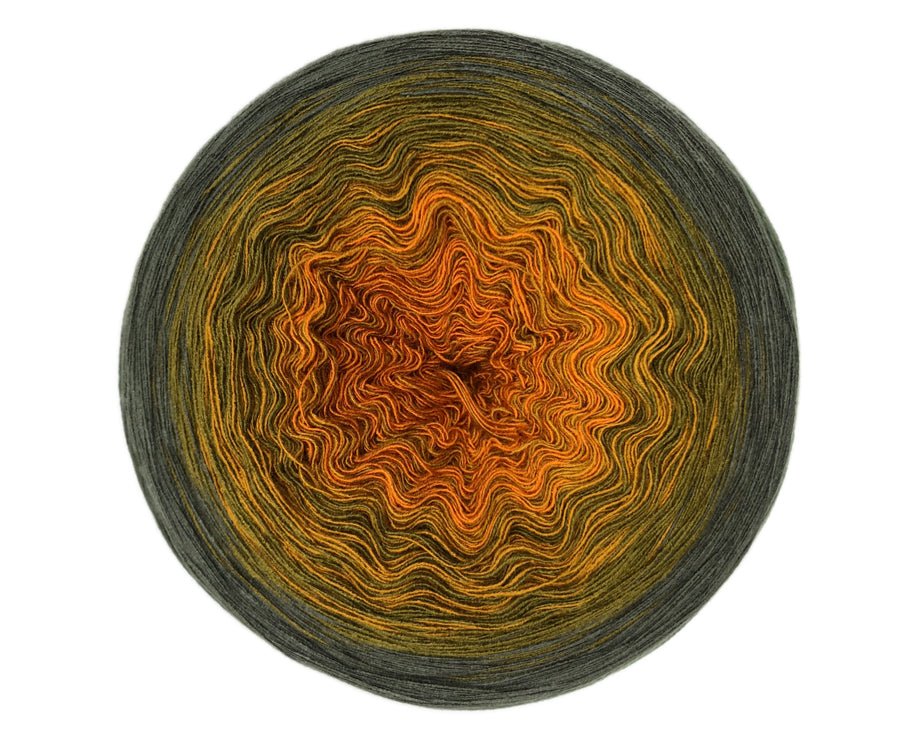 Farbvariante KÜRBISZEIT mit sanftem Farbverlauf von warmem Orange zu dunklem Olivgrün, handgefärbte Farbverlaufswolle Modal aus natürlichen Fasern – Modal Farbverlaufsgarn zum Verlieben.