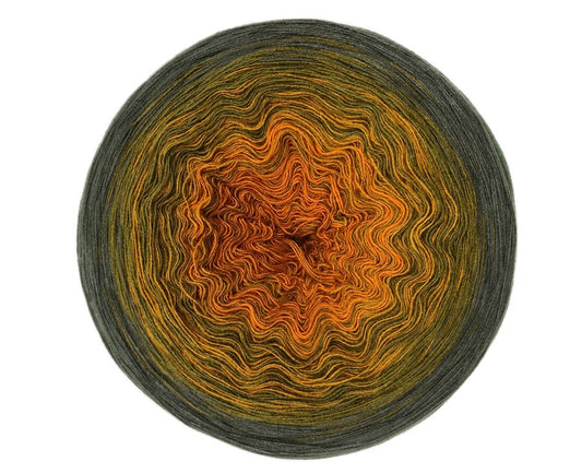 Farbvariante KÜRBISZEIT mit sanftem Farbverlauf von warmem Orange zu dunklem Olivgrün, handgefärbte Farbverlaufswolle Modal aus natürlichen Fasern – Modal Farbverlaufsgarn zum Verlieben.