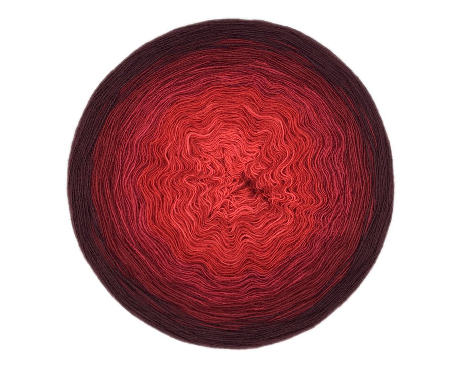 Farbvariante LAVA mit intensivem Farbspiel von lebhaftem Rot zu tiefem Dunkelrot, handgefärbte Modal Farbverlaufswolle aus natürlichen Fasern – Modal Farbverlaufsgarn zum Verlieben.