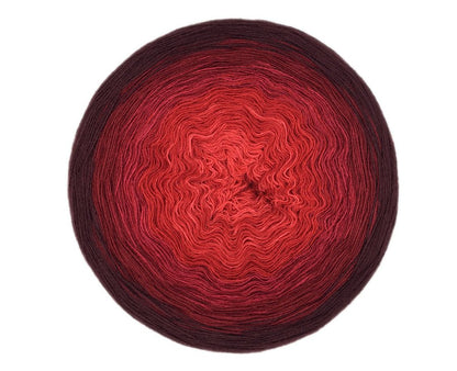 Farbvariante LAVA mit intensivem Farbspiel von lebhaftem Rot zu tiefem Dunkelrot, handgefärbte Modal Farbverlaufswolle aus natürlichen Fasern – Modal Farbverlaufsgarn zum Verlieben.