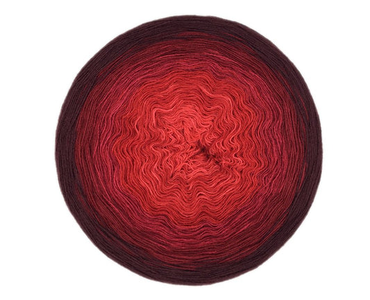 Farbvariante LAVA mit intensivem Farbspiel von lebhaftem Rot zu tiefem Dunkelrot, handgefärbte Modal Farbverlaufswolle aus natürlichen Fasern – Modal Farbverlaufsgarn zum Verlieben.