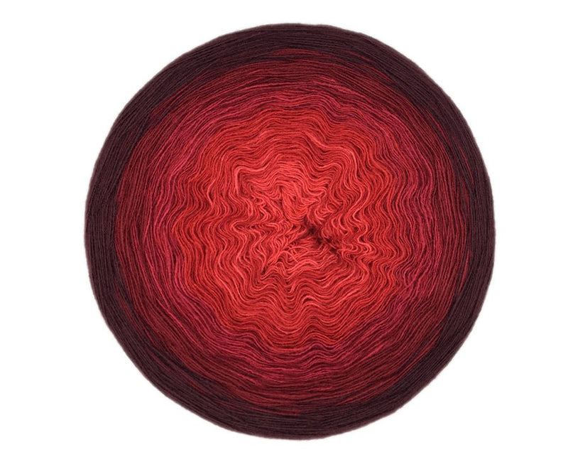 Farbvariante LAVA mit intensivem Farbspiel von lebhaftem Rot zu tiefem Dunkelrot, handgefärbte Modal Farbverlaufswolle aus natürlichen Fasern – Modal Farbverlaufsgarn zum Verlieben.