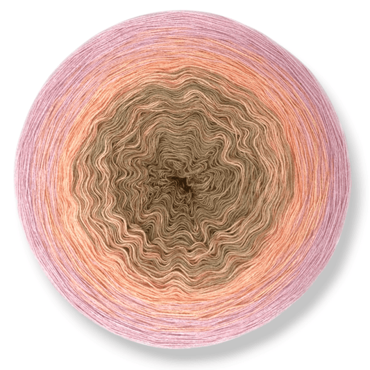 Farbvariante LILLY´S PFIRSICHTRAUM zeigt einen sanften Farbverlauf von zartem Beige über warmes Pfirsich bis zu hellem Rosé, handgefärbte Modal Farbverlaufswolle aus natürlichen Fasern – Modal Farbverlaufsgarn zum Verlieben.