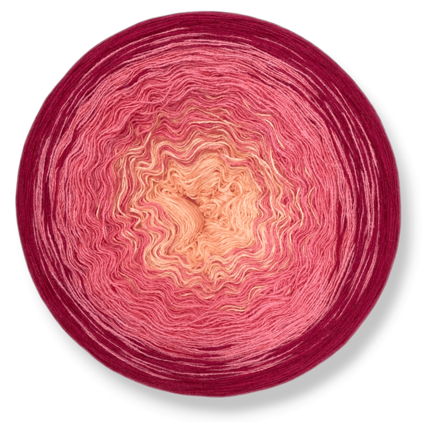 Farbvariante SWEET KISS präsentiert einen zarten Farbverlauf von warmem Apricot über sanftes Rosa bis zu intensivem Beerenrot, Modal Farbverlaufsgarn aus natürlichen Fasern – Modal Farbverlaufsgarn zum Verlieben.