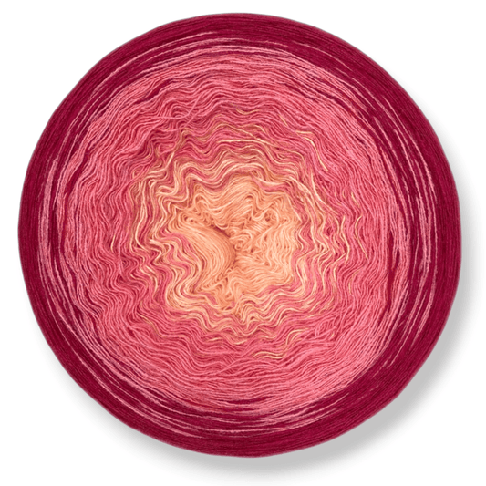 Farbvariante SWEET KISS präsentiert einen zarten Farbverlauf von warmem Apricot über sanftes Rosa bis zu intensivem Beerenrot, Modal Farbverlaufsgarn aus natürlichen Fasern – Modal Farbverlaufsgarn zum Verlieben.