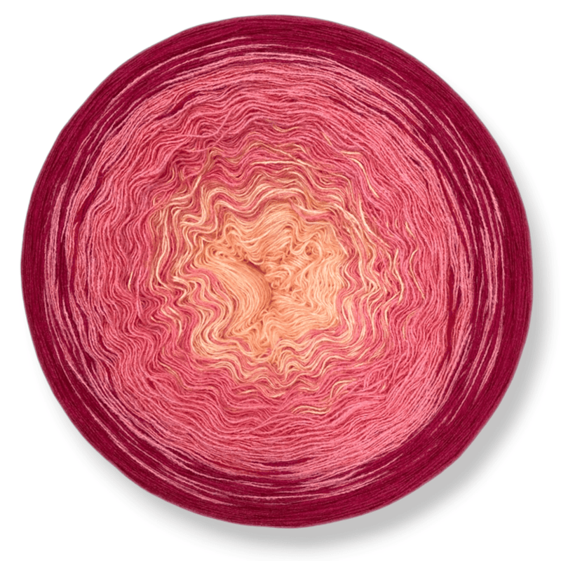Farbvariante SWEET KISS präsentiert einen zarten Farbverlauf von warmem Apricot über sanftes Rosa bis zu intensivem Beerenrot, Modal Farbverlaufsgarn aus natürlichen Fasern – Modal Farbverlaufsgarn zum Verlieben.