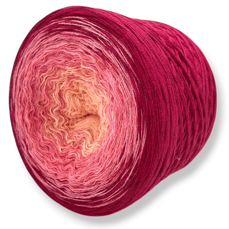 Farbvariante SWEET KISS zeigt einen zarten Farbverlauf von sanftem Apricot über romantisches Rosa bis zu intensivem Beerenrot, handgefärbte Modal Farbverlaufswolle aus natürlichen Fasern – Modal Farbverlaufsgarn zum Verlieben.
