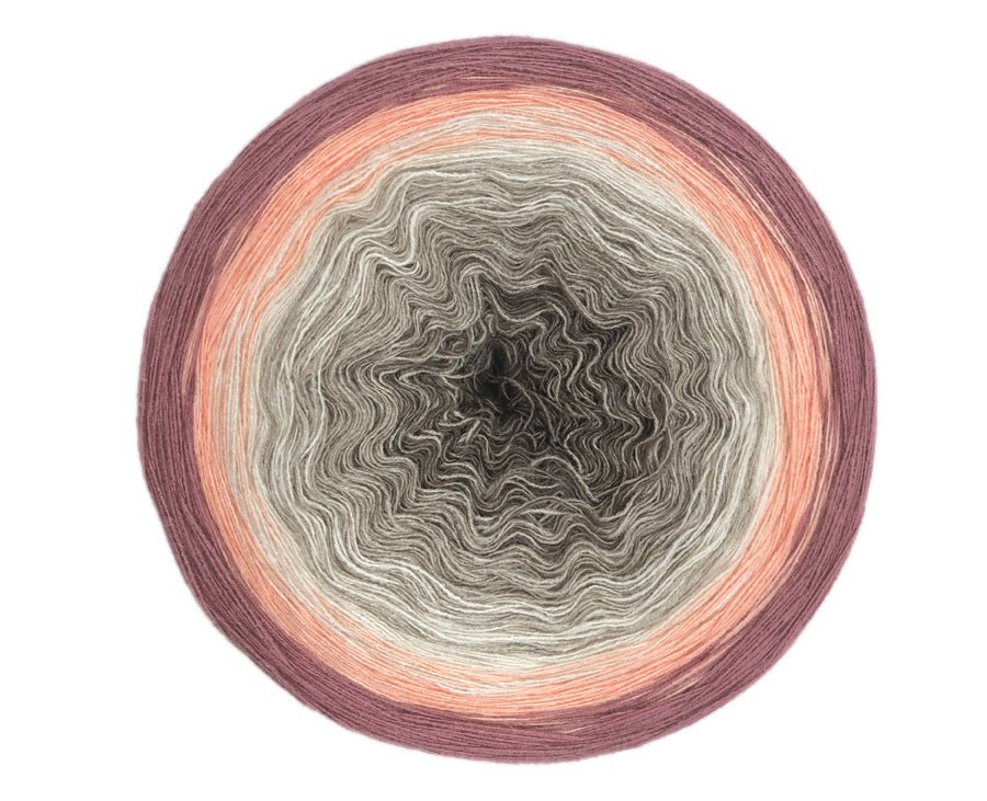 Farbvariante VINTAGE mit stimmungsvollem Verlauf von gedecktem Mauve über warmes Apricot bis zu sanften Grautönen, handgefärbte Farbverlaufswolle Modal aus natürlichen Fasern – Modal Farbverlaufsgarn zum Verlieben.
