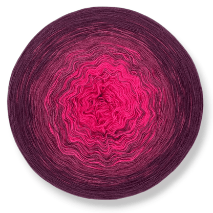 Farbvariante HIMBEERE präsentiert einen eleganten Modal Farbverlauf von intensivem Pink bis zu tiefem Beerenton, handgefärbte Modal Farbverlaufswolle aus natürlichen Fasern – Modal Farbverlaufsgarn zum Verlieben.