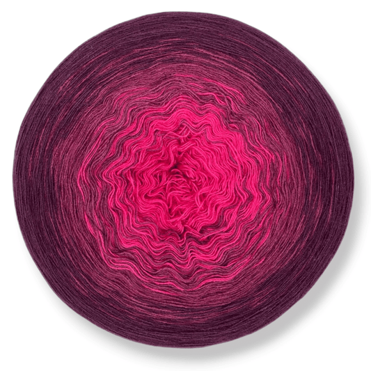 Farbvariante HIMBEERE präsentiert einen eleganten Modal Farbverlauf von intensivem Pink bis zu tiefem Beerenton, handgefärbte Modal Farbverlaufswolle aus natürlichen Fasern – Modal Farbverlaufsgarn zum Verlieben.