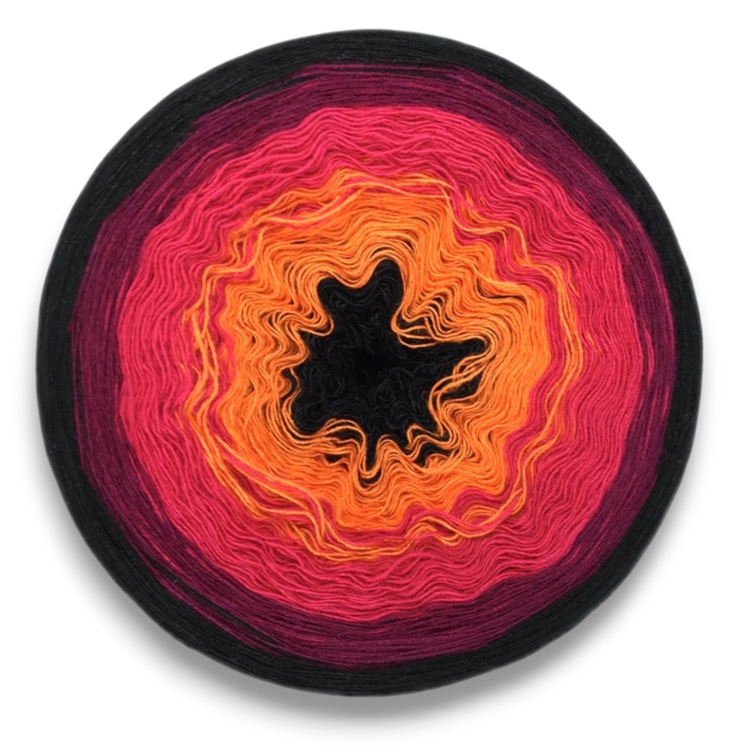 Farbvariante FETTE FETE mit lebendigem Farbverlauf von intensivem Schwarz über leuchtendes Orange zu kräftigem Pink und dunklem Magenta, handgefärbte Modal Farbverlaufswolle aus natürlichen Fasern – Modal Farbverlaufsgarn zum Verlieben.