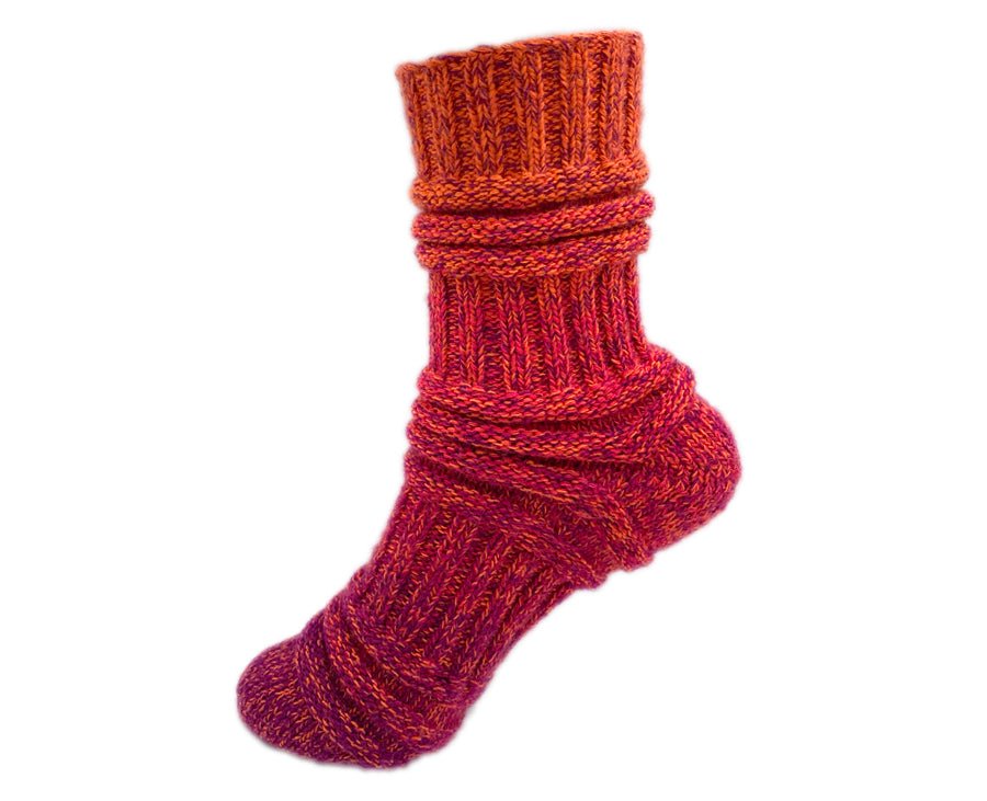 Sockenvariante FLOTTE SOHLE in lebendigem Rot mit feiner Rippenstruktur und gedrehtem Bündchen, gestrickt aus handgefärbter Modal Farbverlaufswolle natürlichen Ursprungs – Modal Farbverlaufsgarn zum Verlieben.