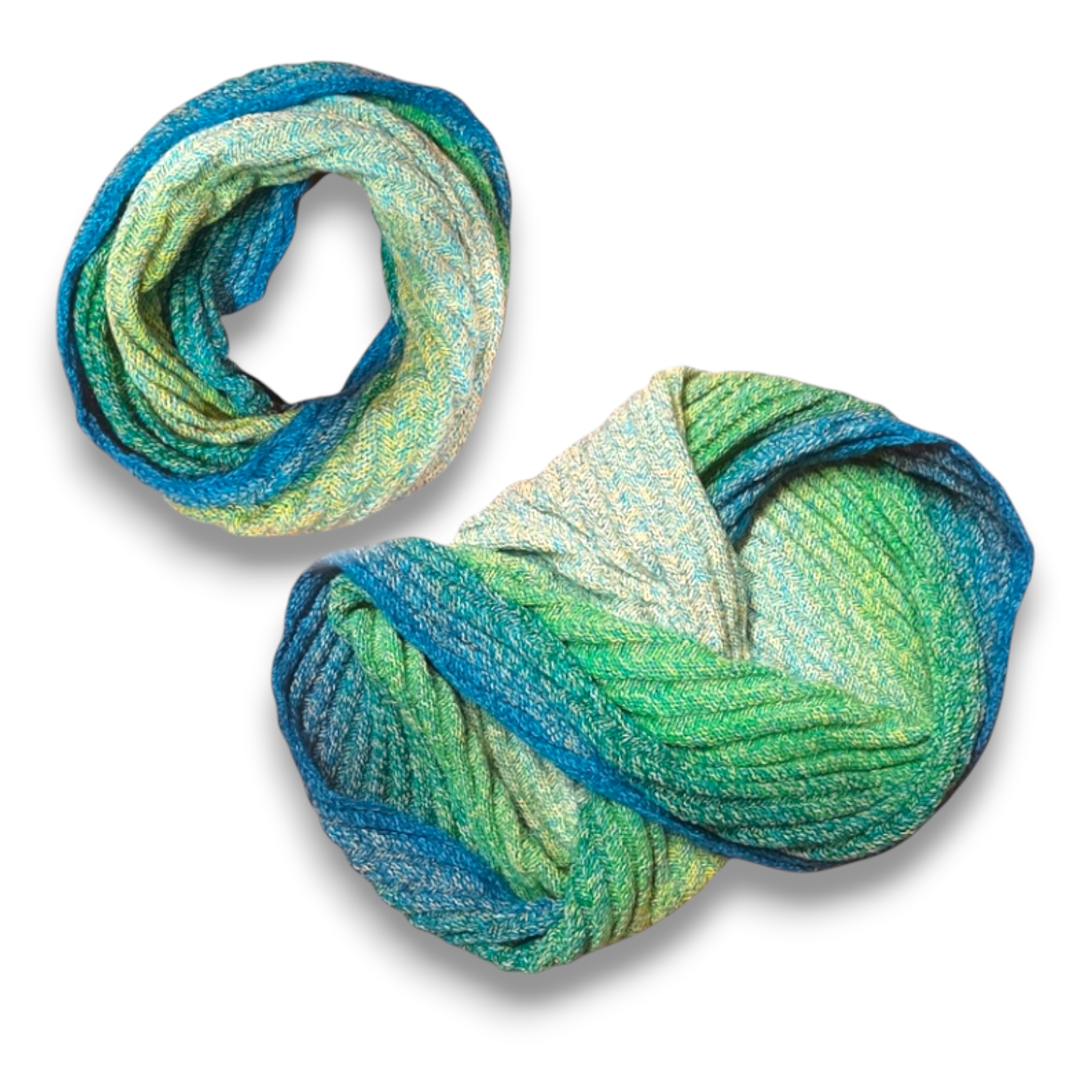 Loop in frischen Blau- und Grüntönen mit feinem Farbverlauf, gestrickt mit Modal Farbverlaufsgarn aus natürlichen Fasern – Möbius Spirello Strickanleitung, Modal Farbverlaufsgarn zum Verlieben.