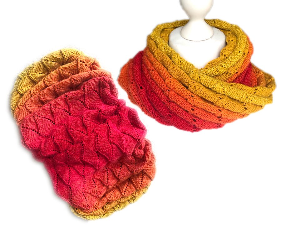 Möbius Funkenfeuer Strickanleitung mit lebendigem Farbverlauf in warmen Rot- und Gelbtönen, gestrickt aus handgefärbter Farbverlaufswolle Modal aus natürlichen Fasern – Modal Farbverlaufsgarn zum Verlieben.