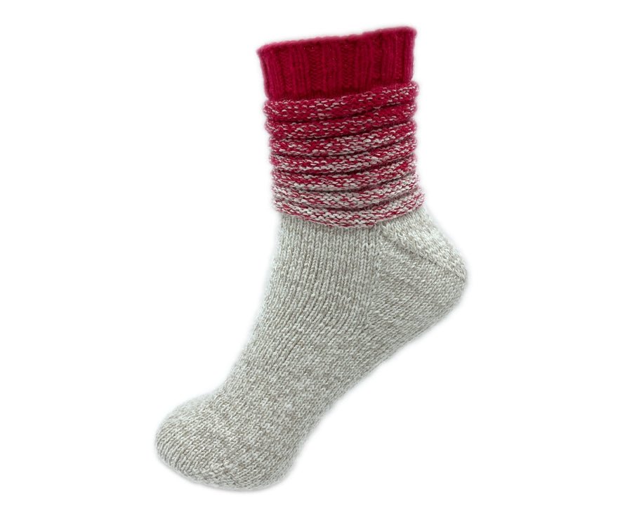 Sockenvariante FUßPILZ mit weichem, grauem Fußteil und kontrastierendem Rotton am oberen Bündchen, gestrickt aus handgefärbter Modal Farbverlaufswolle natürlichen Ursprungs – Modal Farbverlaufsgarn zum Verlieben.