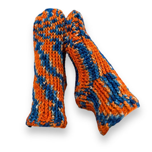 Gammlos Häkelanleitung zeigt handgestrickte Socken mit lebendigem Farbwechsel in leuchtendem Orange und Blau, aus Modal Farbverlaufsgarn natürlichen Fasern – Modal Farbverlaufsgarn zum Verlieben.