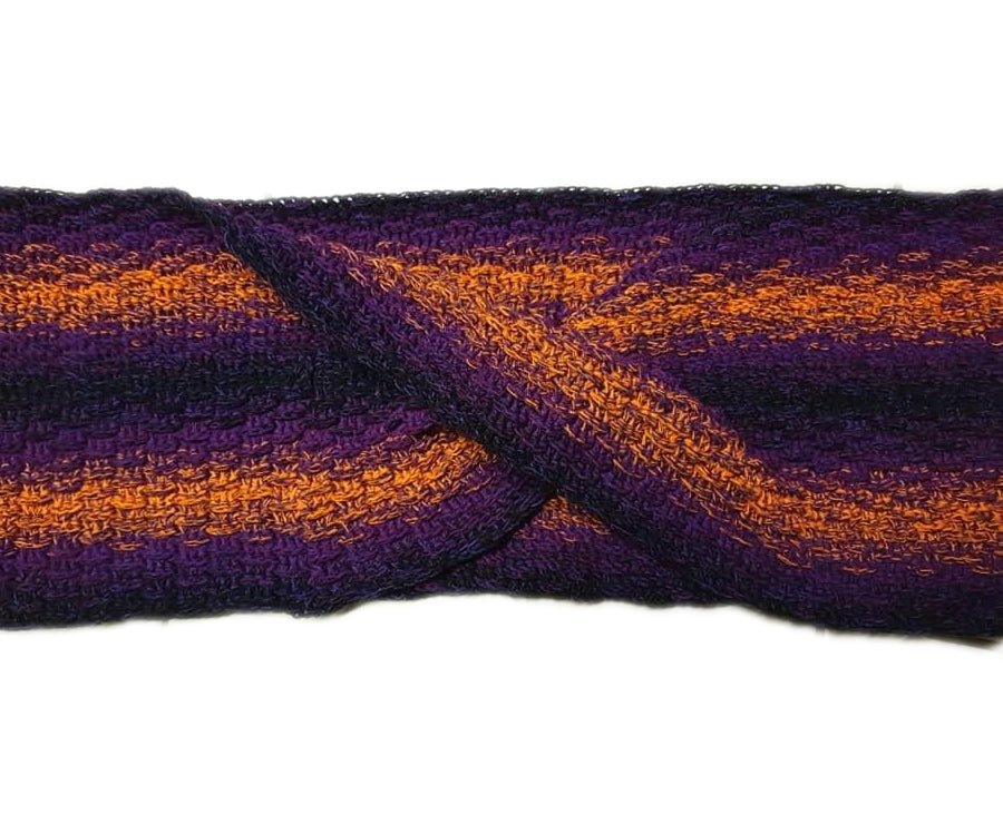 Farbvariante HALLOWEEN 2019 mit markantem Farbverlauf von dunklem Violett über tiefes Schwarz zu lebendigem Orange, handgefärbe Farbverlaufswolle Modal aus natürlichen Fasern – Modal Farbverlaufsgarn zum Verlieben.