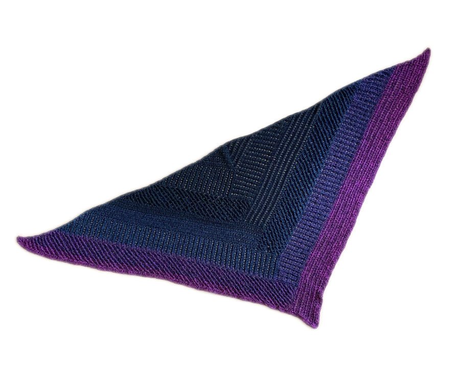 Farbvariante HALLOWEEN 2020 präsentiert einen eleganten Farbverlauf von tiefem Schwarz über sattem Blau bis zu leuchtendem Violett, handgefärbte Modal Farbverlaufswolle aus natürlichen Fasern – Modal Farbverlaufsgarn zum Verlieben.
